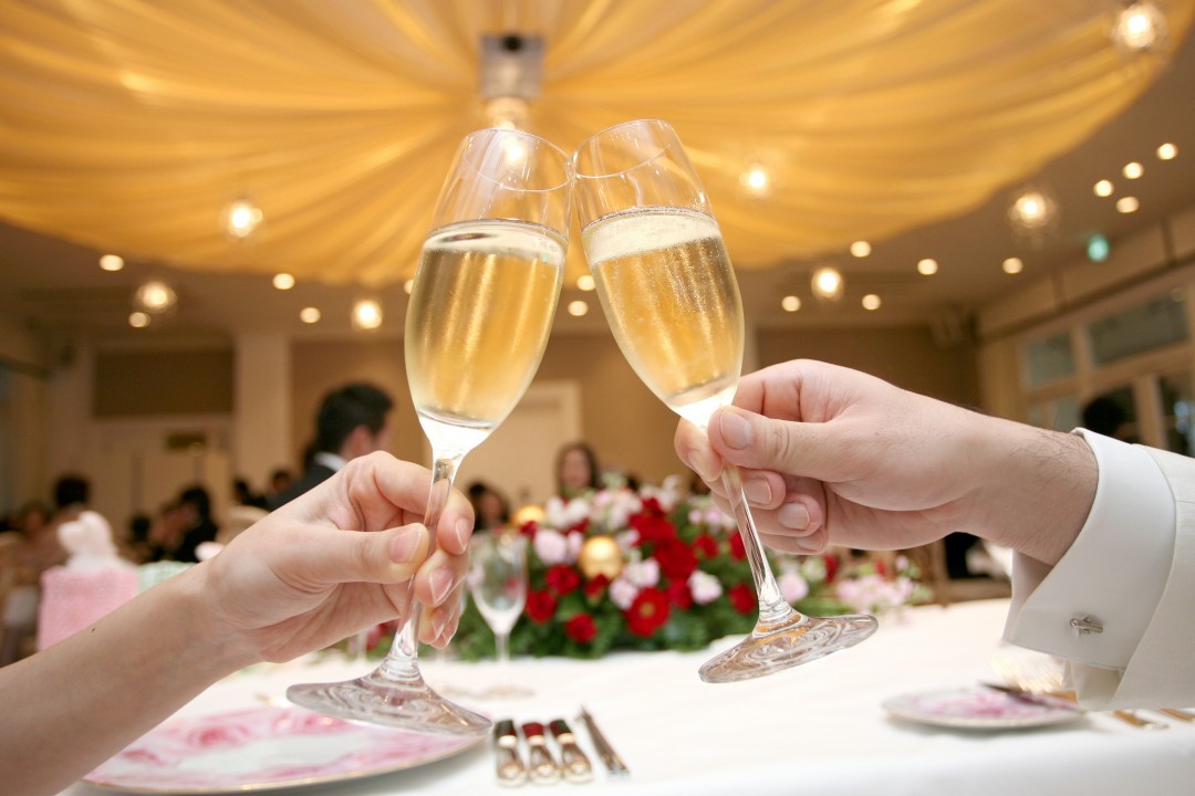 結婚式の乾杯 沖縄では「着席」したまま？