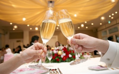 結婚式の乾杯　沖縄では「着席」したまま？